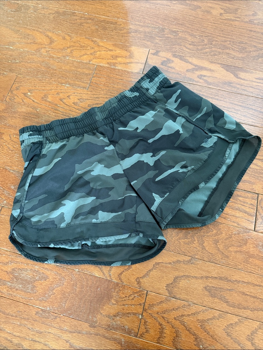 Athleta Women's Camo mech racer shorts 4”